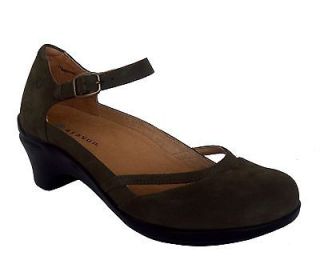 aravon shoes in Flats & Oxfords