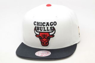   & Ness NBA Chicago Bulls Snapback Hat White/Black/Re​d Bulls Logo
