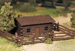 Bachmann Plasticville 45982 O SCALE LOG CABIN WITH RUSTIC FENCENEW 