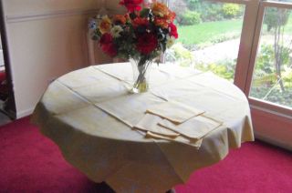 VERY PRETTY VINTAGE TABLECLOTH WITH 4 NAPKINS