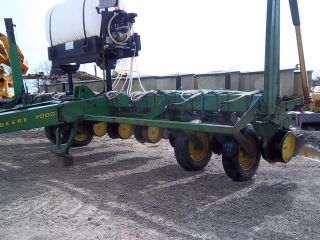 John Deere 7000 EIGHT row corn, WITH Liquid Fertilize tank and sprayer 