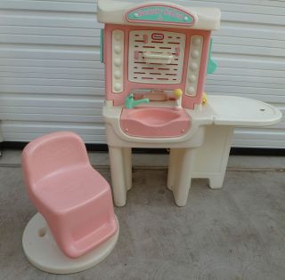 LITTLE TIKES BEAUTY SALON WITH SWIVEL SEAT & FOLD UP TABLE TOP