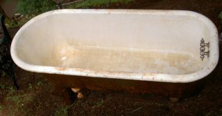 Antique claw foot 5.5 bath tub in very nice condition