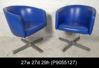 Pair Of Mid Century Modern Barrel Back Swivel Chairs (P9055127)n