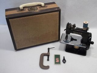   Singer SewHandy model 20 black sewing machine toy hard storage case B