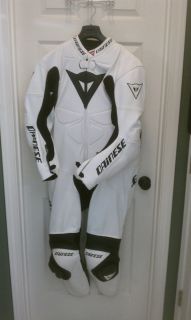 DAINESE 1 PIECE MEN LEATHER MOTORCYCLE RACING SUIT   WHITE BLACK 54 