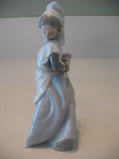 LLADRO Nao Daisa Girl Lady with bouquet flowers behind back Apron 