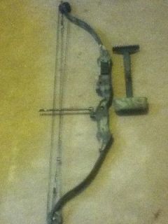Grizzly XLR Compound bow w/carrying case and extra arrow 