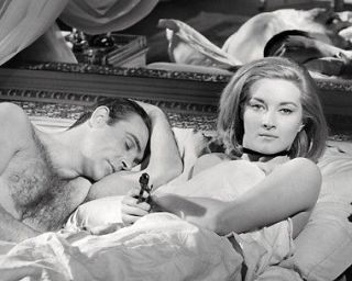DANIELA BIANCHI WITH GUN SEAN CONNERY SLEEPING FROM RUSSIA WITH LOVE 