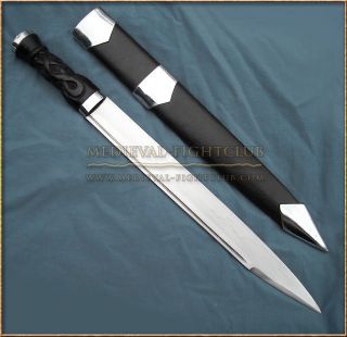Scottish Highland Dirk / dagger with carved wooded handle. Large.