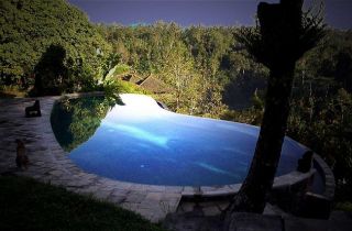 Incrível piscina com borda infinita nas montanhas em Bali.