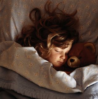 Para uma criança dormir bem, é preciso mais do que uma cama 