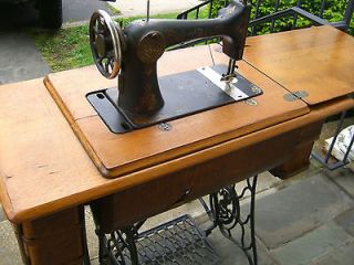 Antique 1912 Singer Sewing machine with 4 drawer cabinet S/N G2052289