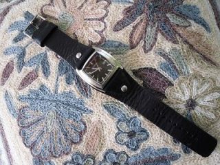   FOSSIL WOMENS SILVER BLACK LEATHER WRISTBAND WATCH WORKS NEW BATTERY