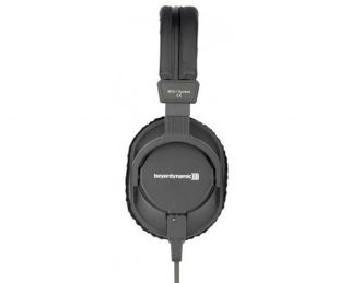   closed dynamic headphone offering good ambient noise isolation it s