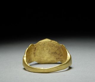 , genuine Ancient Roman solid gold finger ring, set with glass 