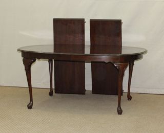 Ethan Allen Georgian Court Cherry Queen Anne Dining Table w 2 Leaves 