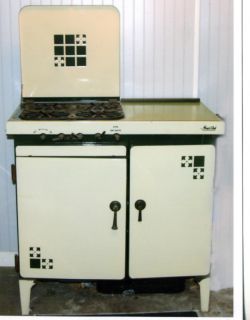    ANTIQUE ENAMEL GAS KITCHEN MAGIC CHEF STOVE GREEN IVORY PICK UP ONLY