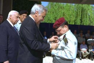chief of staff moshe yaalon receives the ribbon sources pictures 