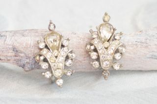Perfectly eye catching vintage earrings. Lovely feminine design with 