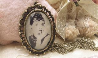    Fashion Retro Vintage Audrey Hepburn Pendant Long Chain Necklace Hot