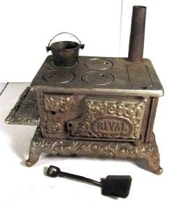 ANTIQUE CAST IRON  RIVAL  TOY STOVE   SALESMAN SAMPLE   NICE