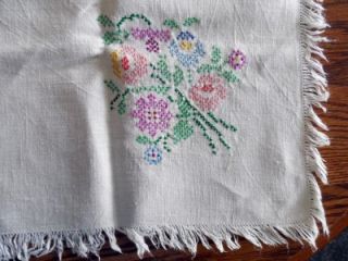 TN42 Vtg Linen Bridge Tablecloth 31 Sq Hand Embroidered w 4 Napkins 
