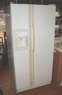 GE Side by Side Refrigerator Freezer w Water Ice in Door Good One 