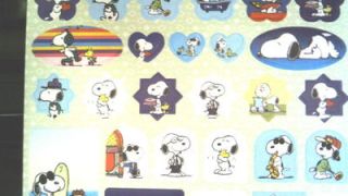   Present Snoopy and Charlie Brown Five Pages 200 Stickers