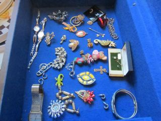 Very nice vintage costume jewelry/Includes watches, brooches, earrings