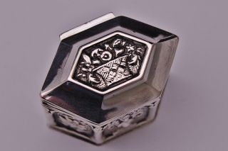 Amazing New York American Victorian Repousse Sterling Silver Snuff