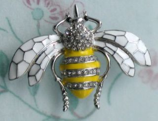 VINTAGE STYLE YELLOW ENAMEL CRYSTAL BEE BUG WHITE WING BROOCH PIN