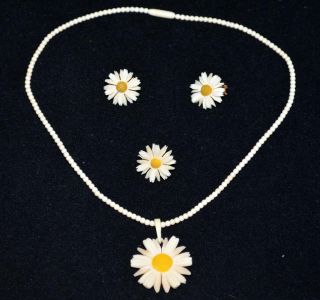  White Yellow Middles Carved Daisy Pendant Necklace Earrings Pin