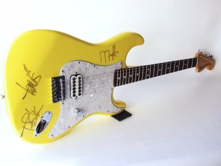 FENDER TOM DELONGE AUTOGRAPHED BY BLINK 182 MINT COLLECTOR YELLOW