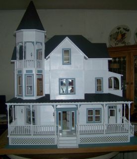 Really Nice Victorian Style Dollhouse