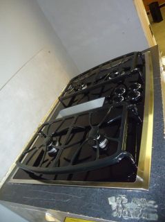 GE 30 GAS DOWNDRAFT COOKTOP PGP989SNSS WITH CRACK ON THE GLASS