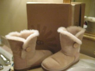 UGG Womens Bailey Button Sand Winter Boots Size 9