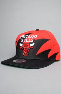 Mitchell & Ness The Chicago Bulls Sharktooth Snapback Hat in Black Red