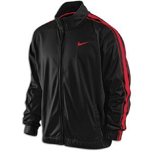 This full zip jacket is the perfect warm up with its Dri FIT® knit