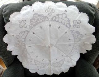  VICTORIAN CROCHETED ROUND TABLE CENTERPIECE DOILY 27 inch A MONOGRAM