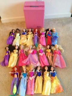 LOT OF 21 DISNEY PRINCESS OTHER BARBIE DOLLS W VINTAGE CARRYING CHEST
