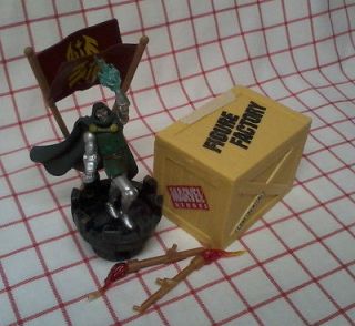 MARVEL HEROES FIGURE FACTORY DR DOOM mini figure + crate 2006 Toy Biz