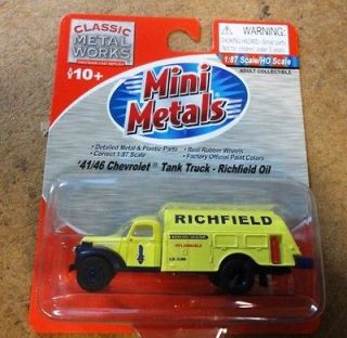 Classic Metal works 1941/46 Chevrolet Richfield Fuel truck HO Scale