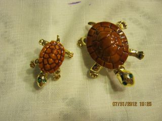 ADORABLE PAIR OF VINTAGE ENAMELED MOMMY & BABY TURTLE SCATTER PINS