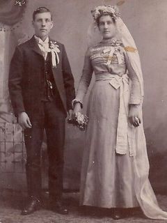 CABINET PHOTO YOUNG VICTORIAN COUPLE ON WEDDING DAY WIFE LONG VAIL