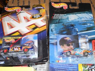 PAIR OF HOT WHEELS RACING KYLE PETTY 44 HOT WHEELS 1 64 2 DIFFERENT