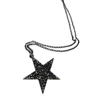 Korean version of the simple and stylish black five pointed star sweater chain N428